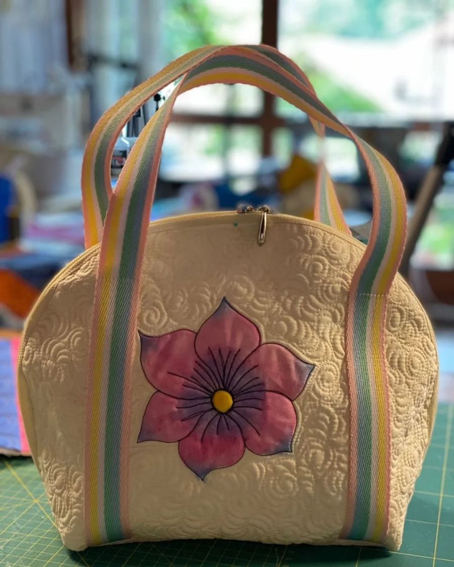 Bolsa quiltada com flor aplicada, peça real feita na Imersão Quilter